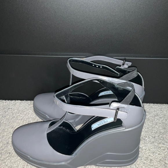 Prada - Picture 4 of 14